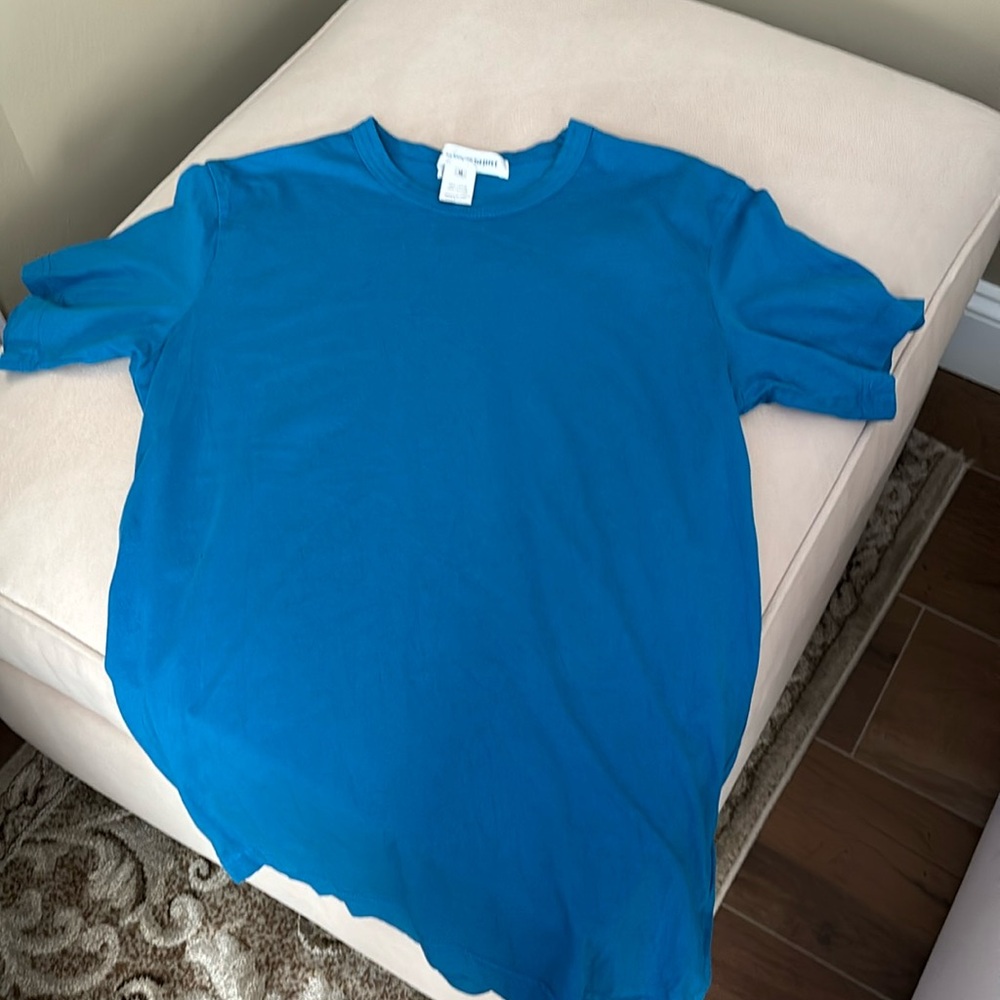 Size medium turquoise comme de garçon tshirt. Excellent condition. Worn twice.